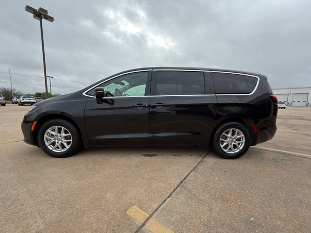 Used 2023 Chrysler Pacifica Touring-L FWD image 9