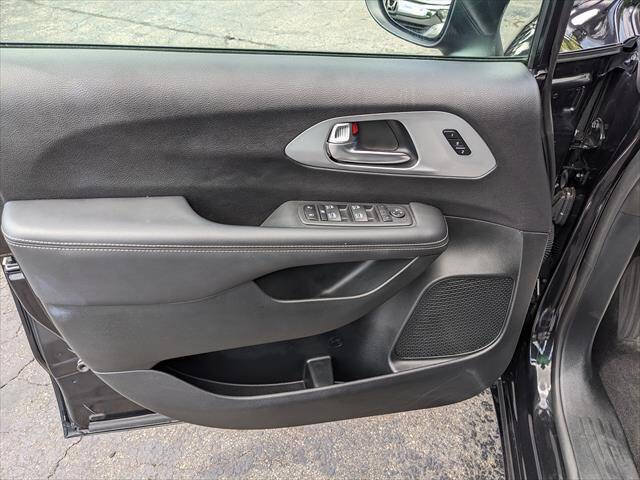 Used 2023 Chrysler Pacifica Touring-L w/ Uconnect Theater Family Group AWD/4WD image 10