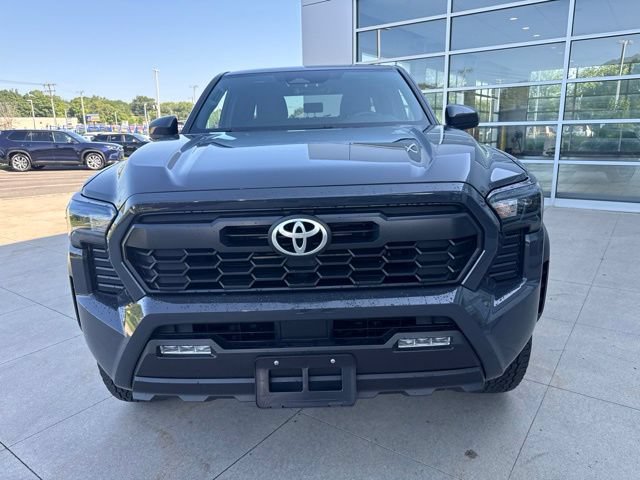 Used 2025 Toyota Tacoma TRD Off-Road AWD/4WD image 2