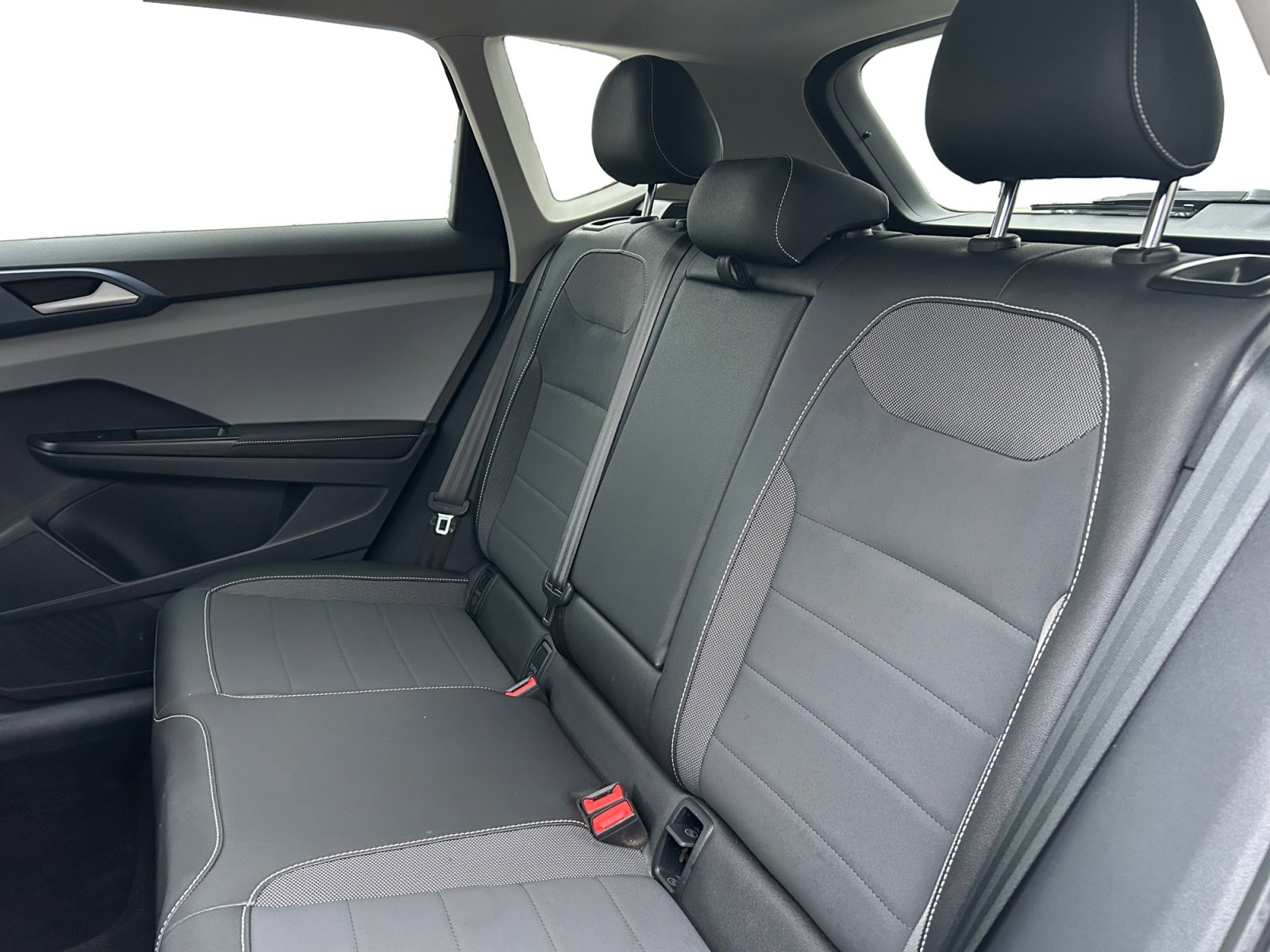 Used 2024 Volkswagen Taos SE image 5