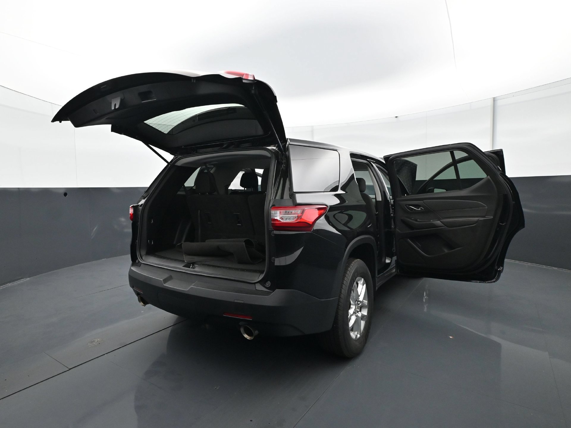 Used 2021 Chevrolet Traverse LS AWD/4WD image 32