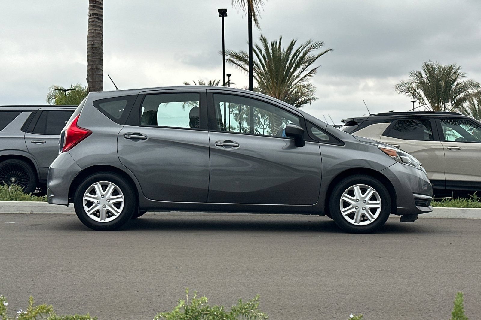 Used 2018 Nissan Versa Note SV FWD image 3