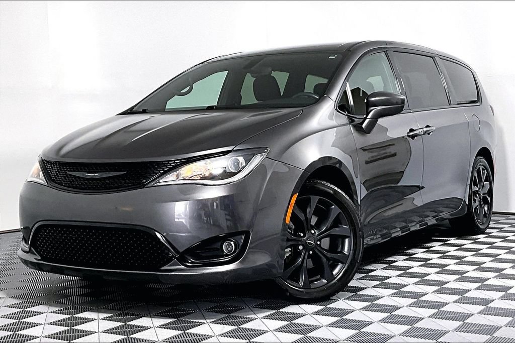 Used 2020 Chrysler Pacifica Touring w/ S Appearance Package FWD image 2