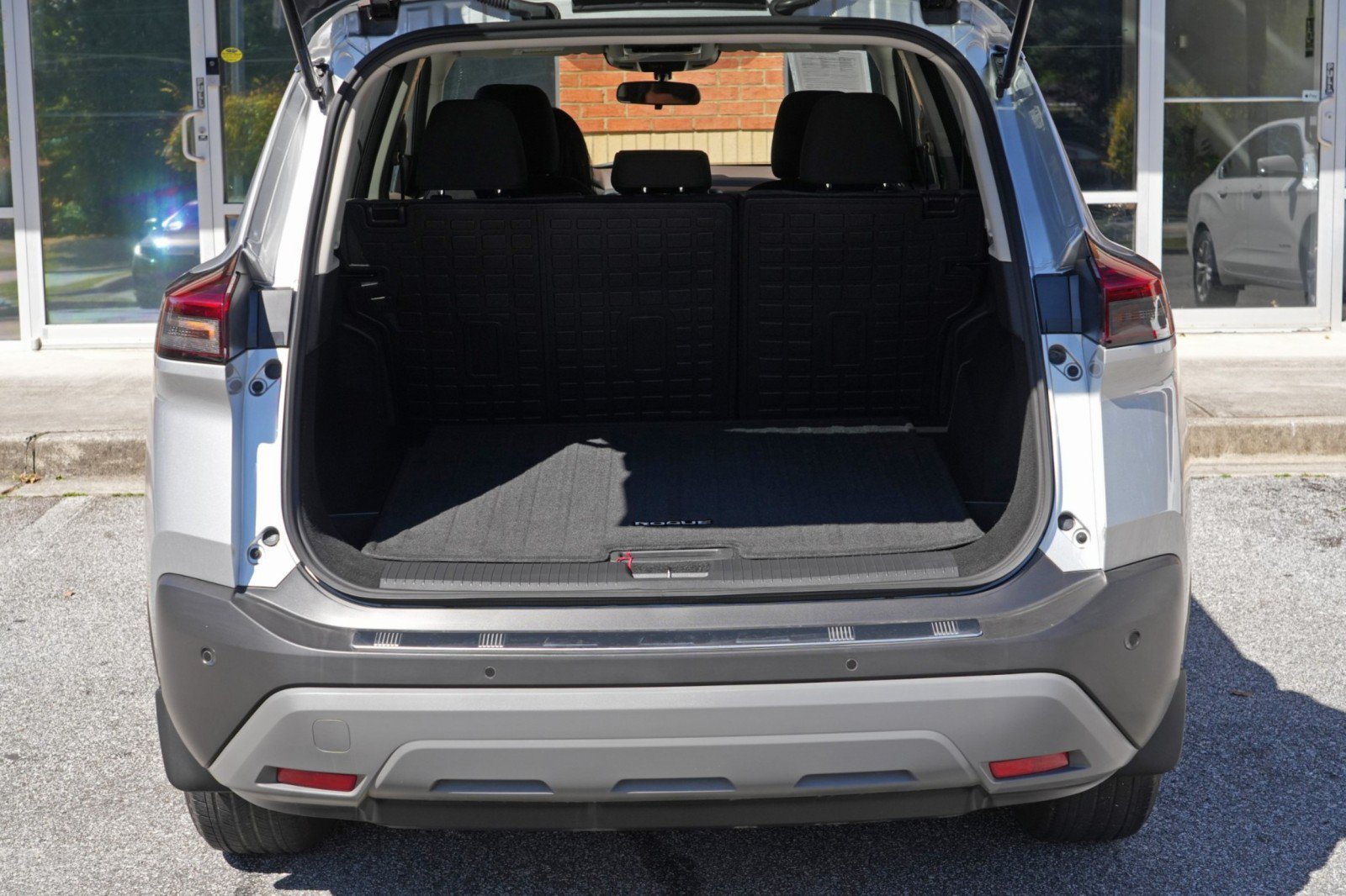 Used 2022 Nissan Rogue SV FWD image 9