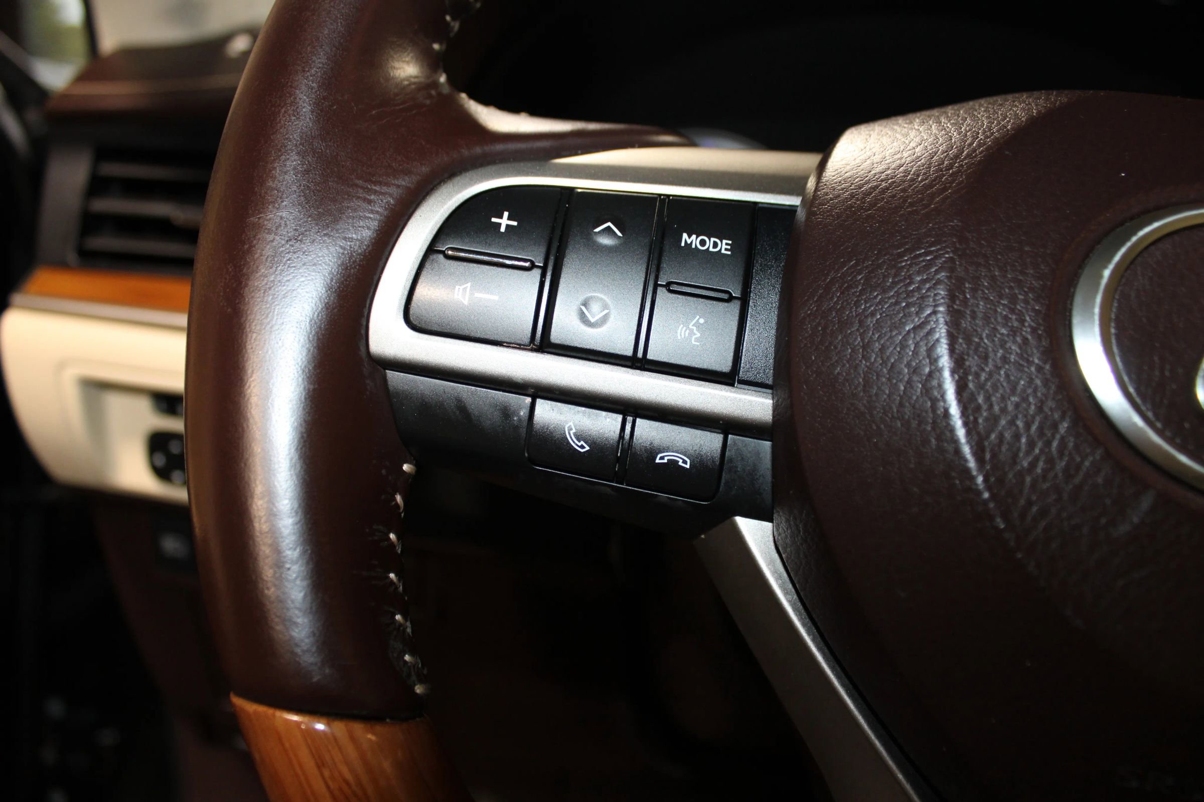 Used 2016 Lexus ES 300h w/ Luxury Package w/Wood Trim FWD image 21