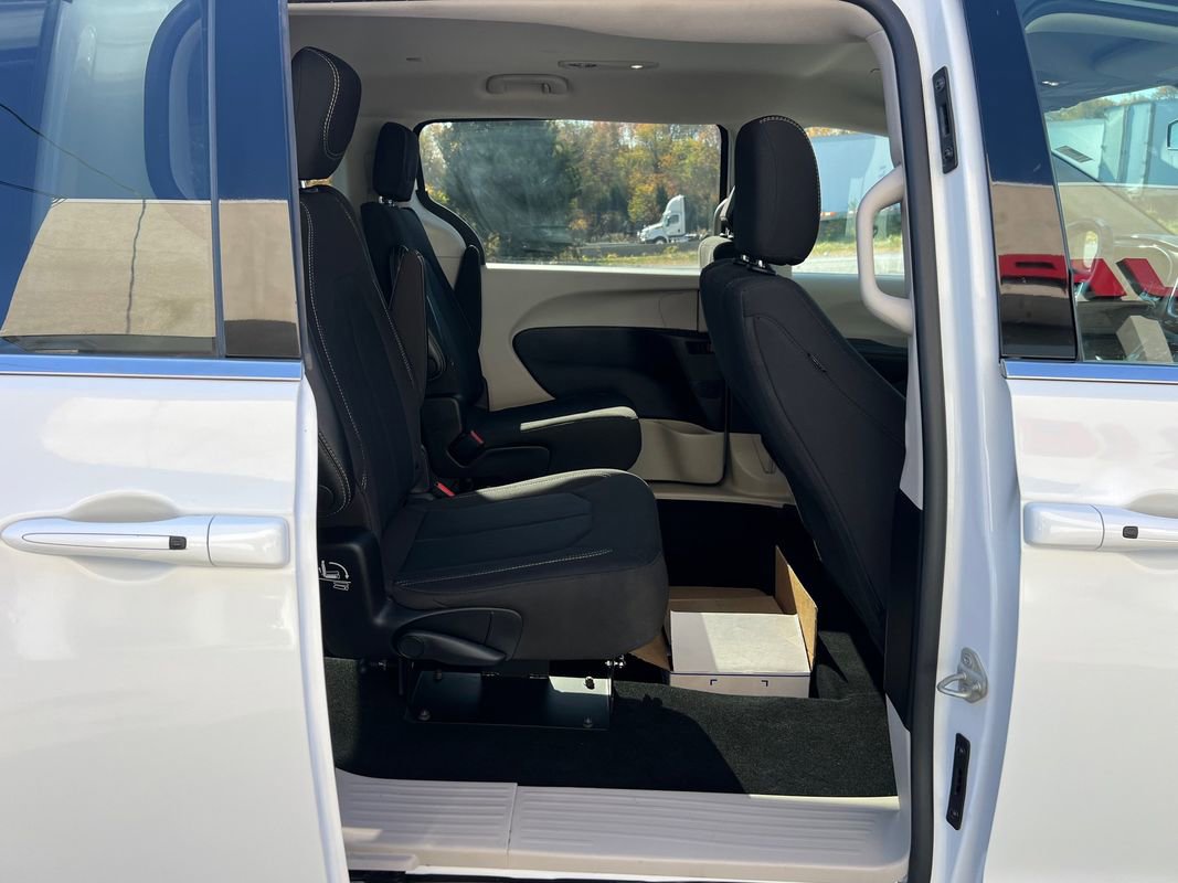 Used 2022 Chrysler Voyager LX image 33