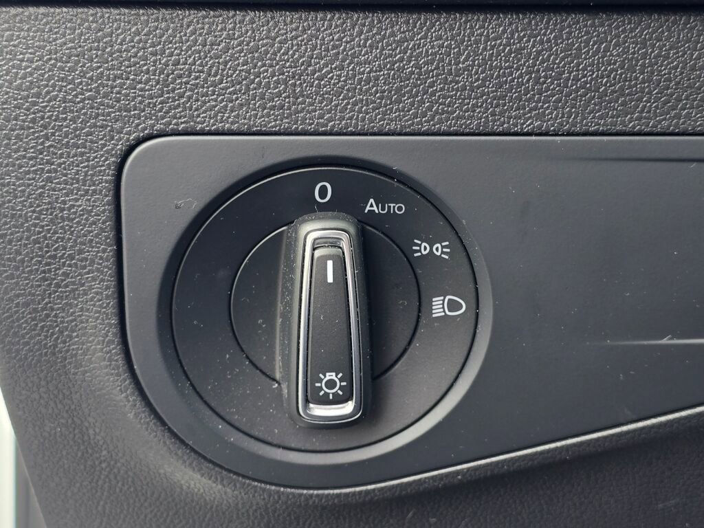 Used 2020 Volkswagen Tiguan SE image 27