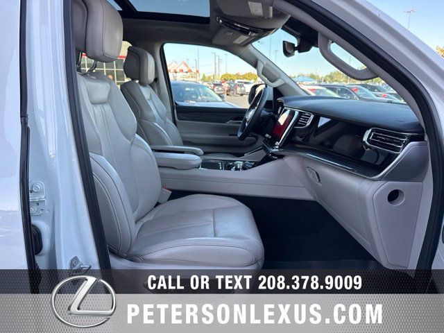 Used 2022 Jeep Wagoneer Series III w/ Premium Group I AWD/4WD image 13