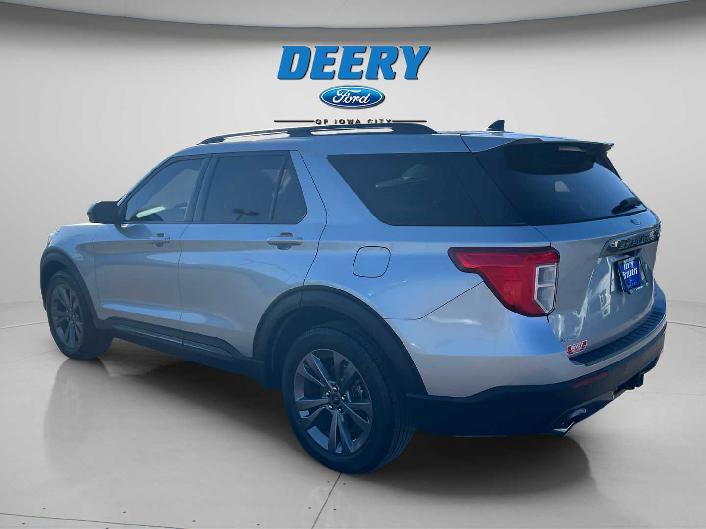 Used 2022 Ford Explorer XLT w/ Equipment Group 202A image 6