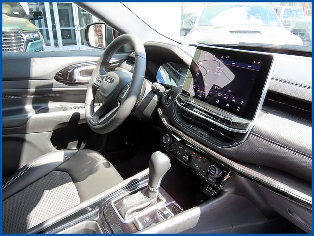 Used 2023 Jeep Compass Latitude w/ Sun and Sound Group AWD/4WD image 8