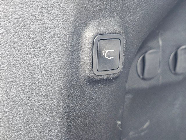 Used 2019 Jeep Cherokee Latitude Plus w/ Comfort/Convenience Group AWD/4WD image 19