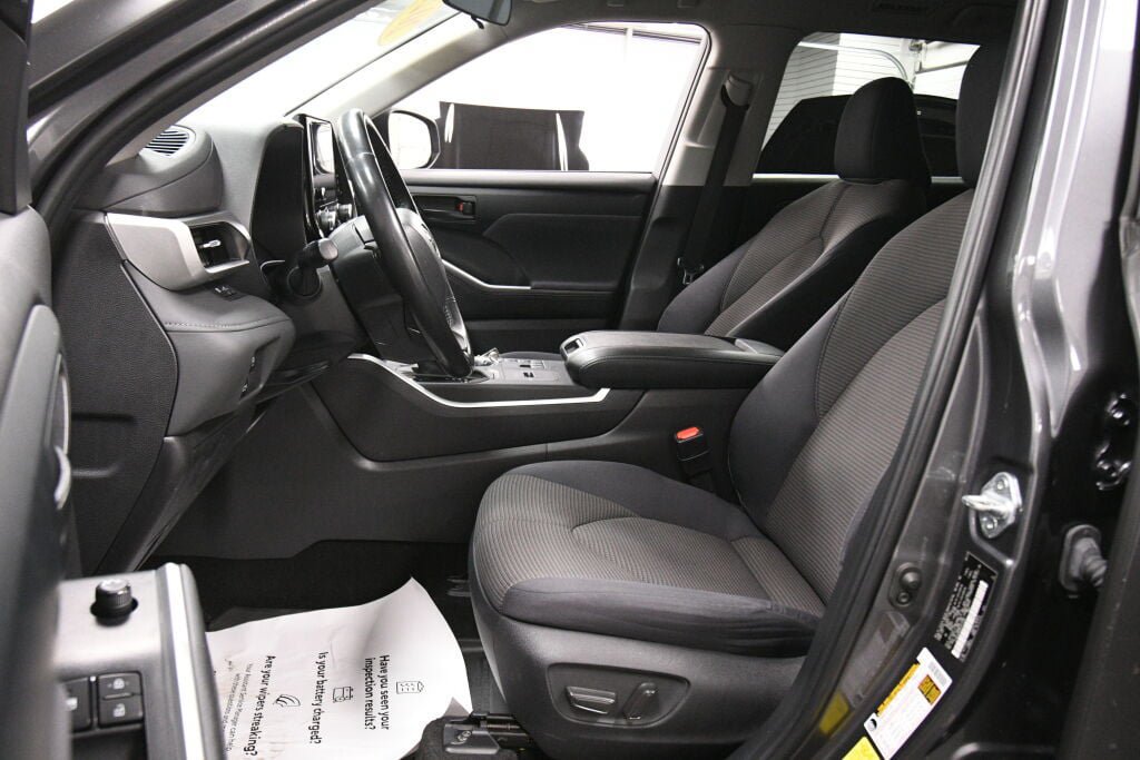 Used 2023 Toyota Highlander LE FWD image 9