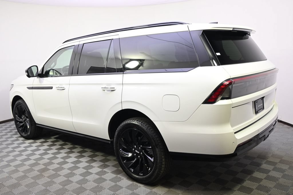 New 2026 Lincoln Navigator Reserve w/ Jet Appearance Package AWD/4WD image 3