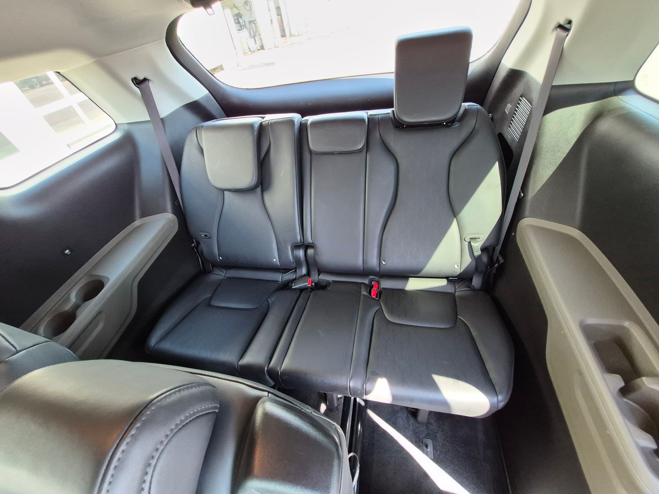 Used 2025 Kia Carnival FWD image 32