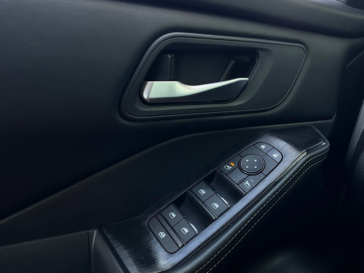 Used 2025 Nissan Rogue SV image 21