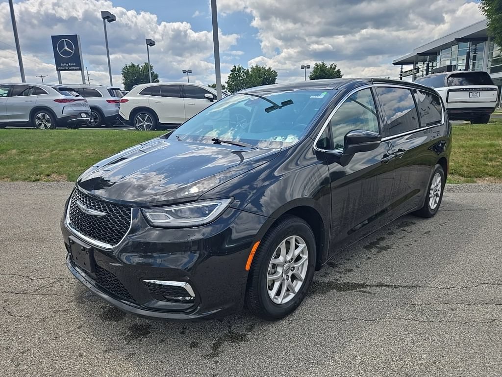 Used 2023 Chrysler Pacifica Touring-L FWD image 9