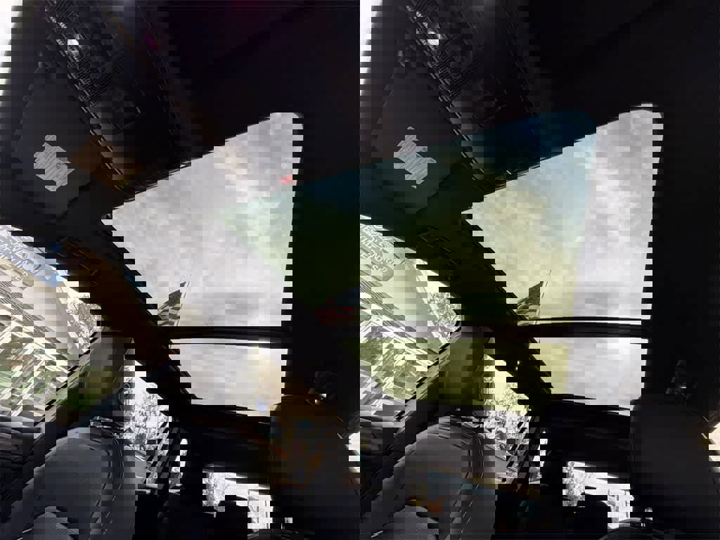 Used 2022 Volkswagen Tiguan SEL R-Line image 31