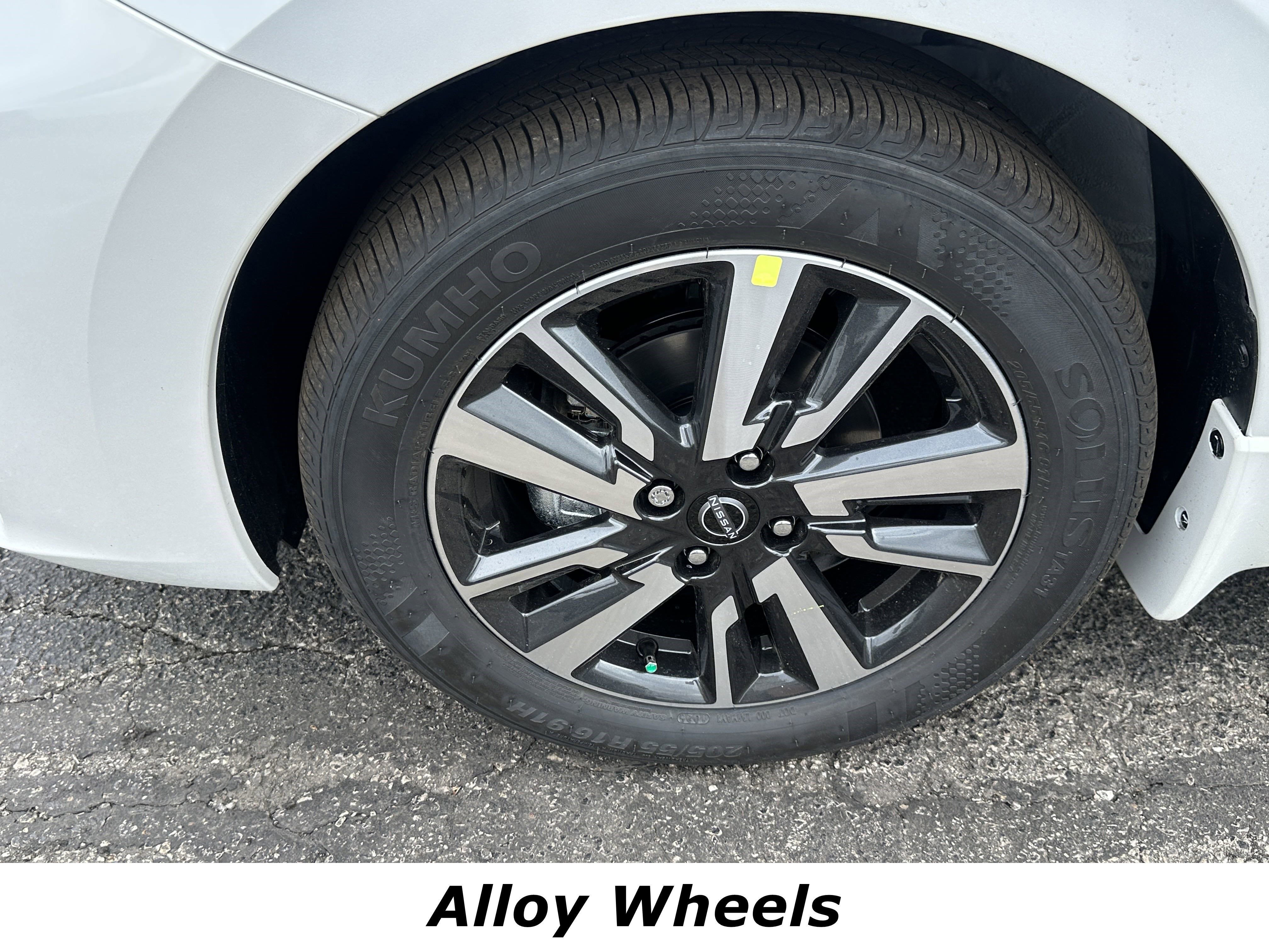 Used 2025 Nissan Versa SV w/ Trunk Package image 14