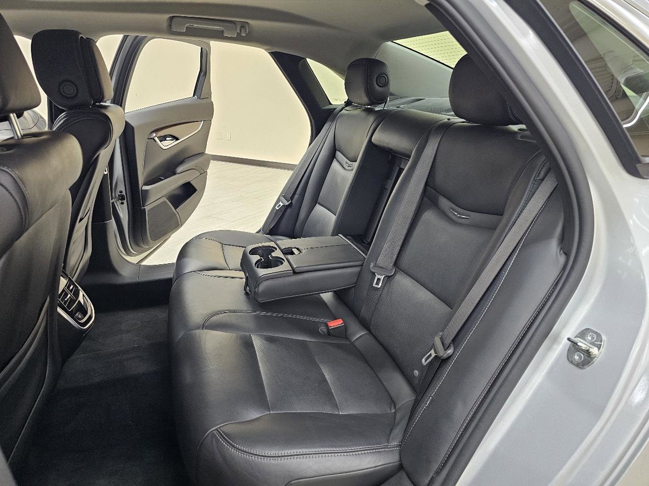 Used 2013 Cadillac XTS Luxury FWD image 24