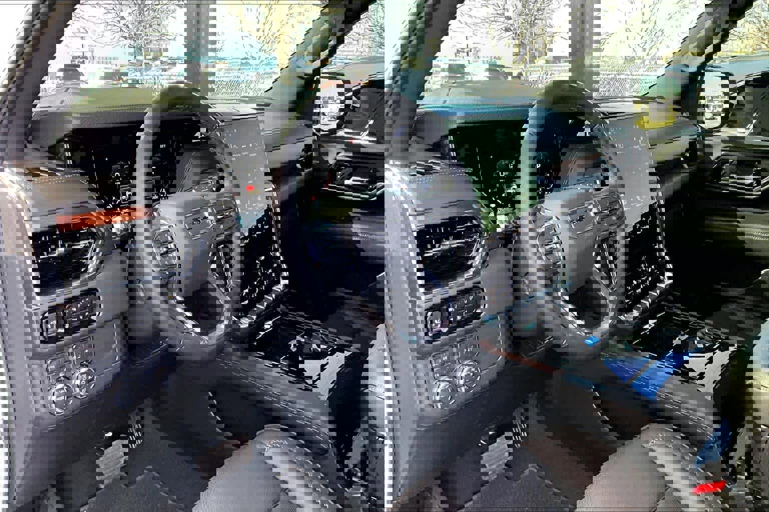 Used 2025 GMC Yukon XL Denali w/ Sun & Power Step Package image 18