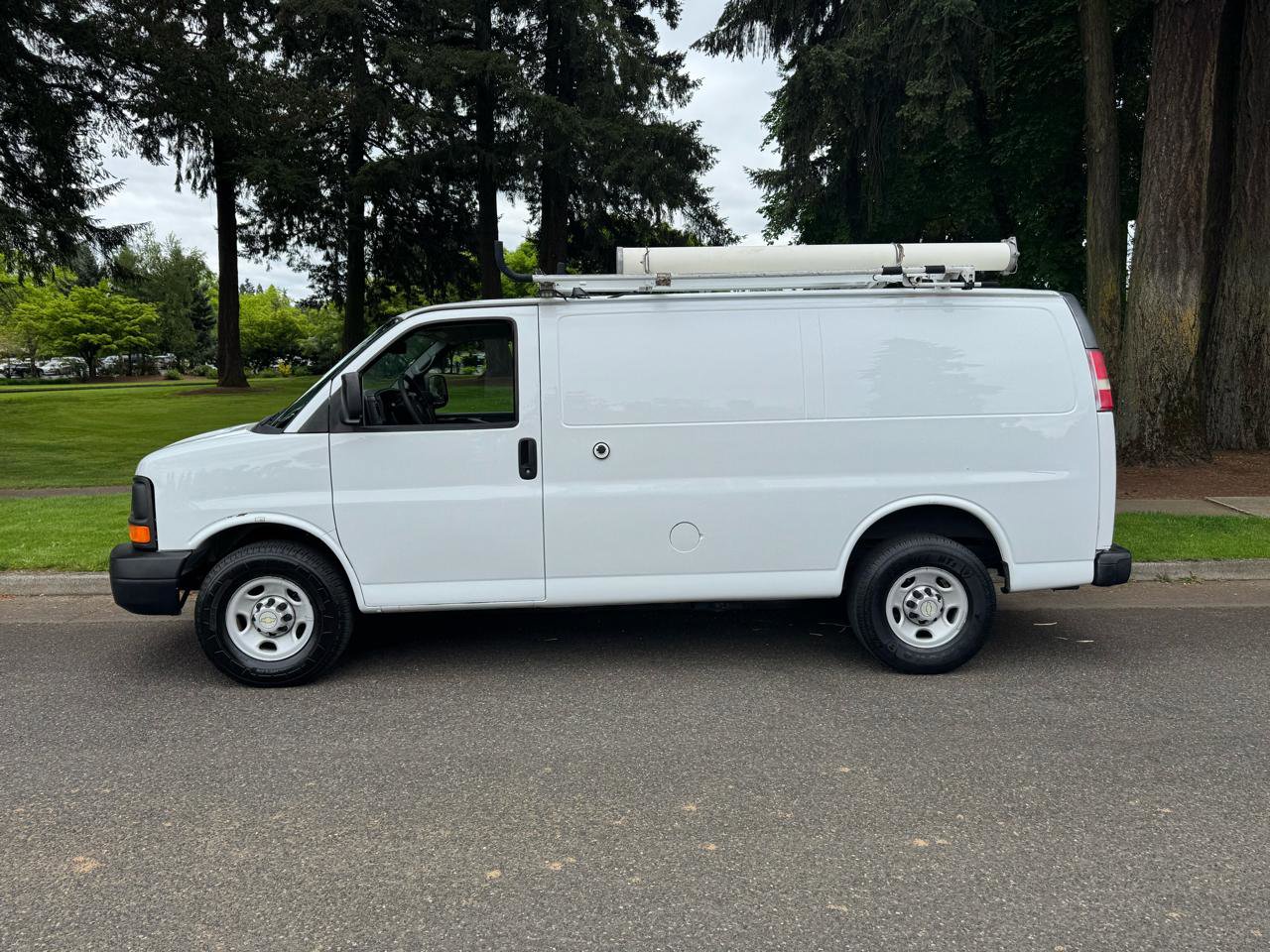 Used 2013 Chevrolet Express 2500 RWD image 2