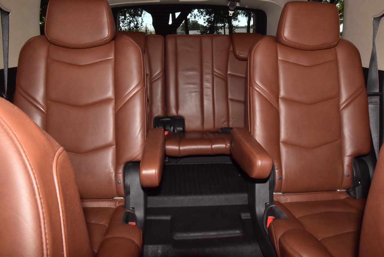 Used 2019 Cadillac Escalade Premium Luxury w/ Escalade Sport Edition AWD/4WD image 22