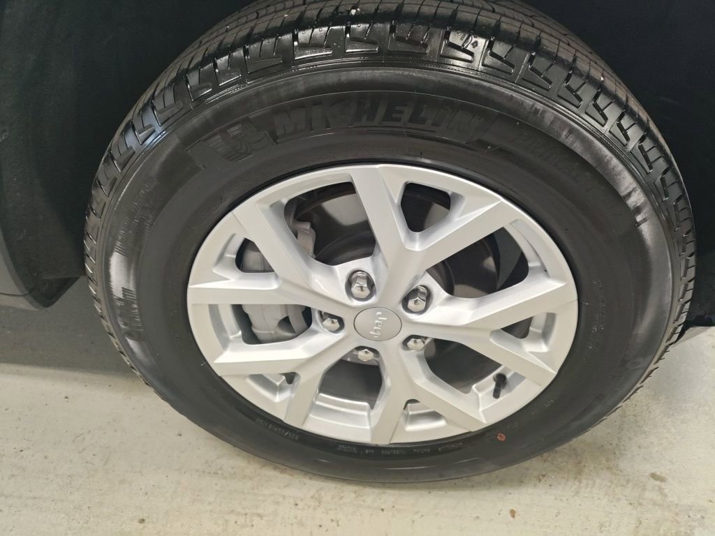 Used 2023 Jeep Grand Cherokee Limited image 4