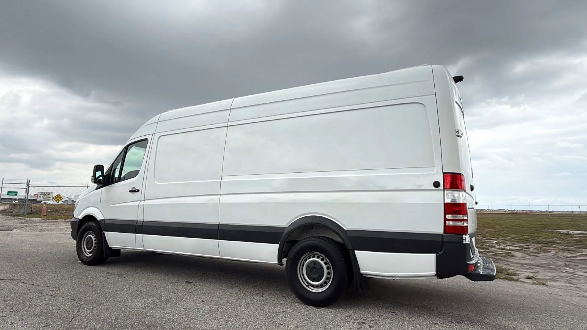 Used 2017 Mercedes-Benz Sprinter 2500 image 3