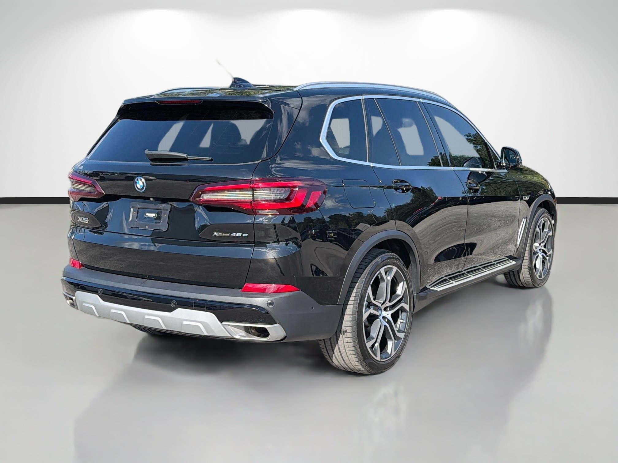 Used 2023 BMW X5 xDrive45e w/ Parking Assistance Package AWD/4WD image 3