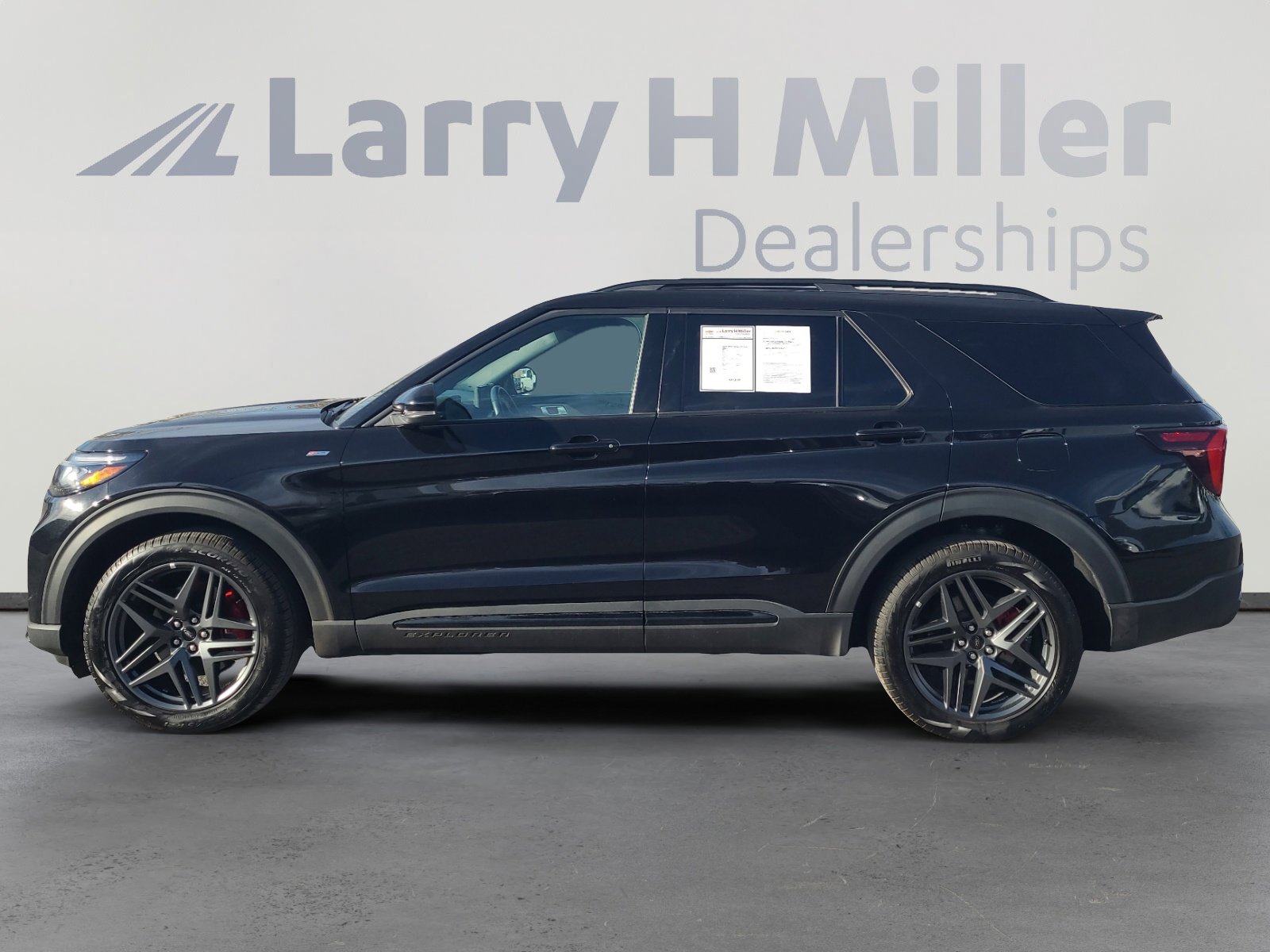 Used 2025 Ford Explorer ST-Line w/ ST-Line Street Pack image 2