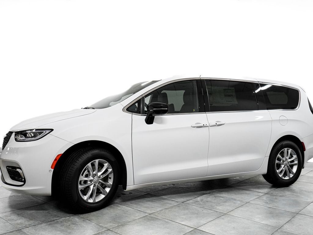 New 2026 Chrysler Pacifica Select FWD image 4