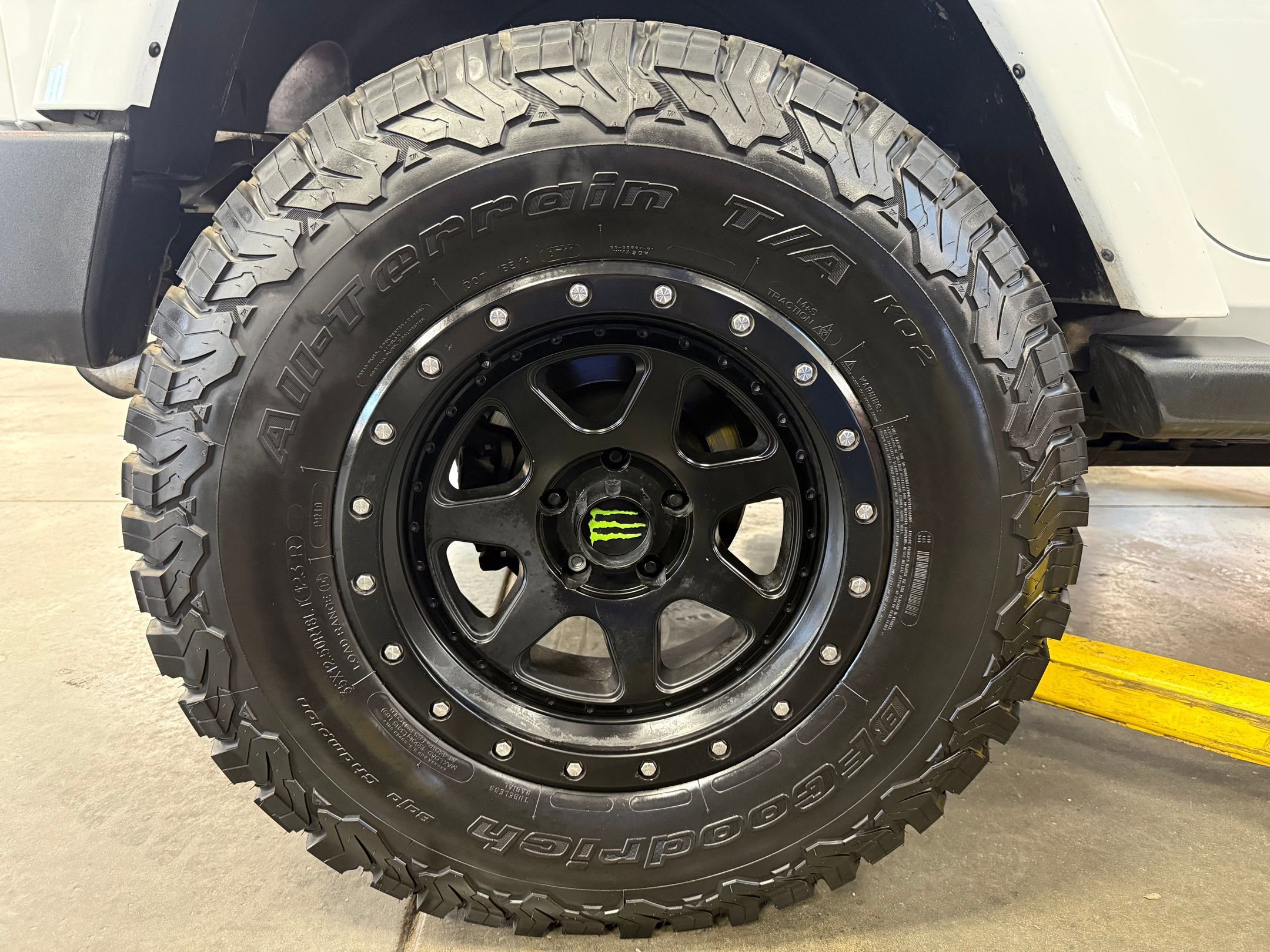 Used 2015 Jeep Wrangler Unlimited Sahara w/ Connectivity Group AWD/4WD image 30