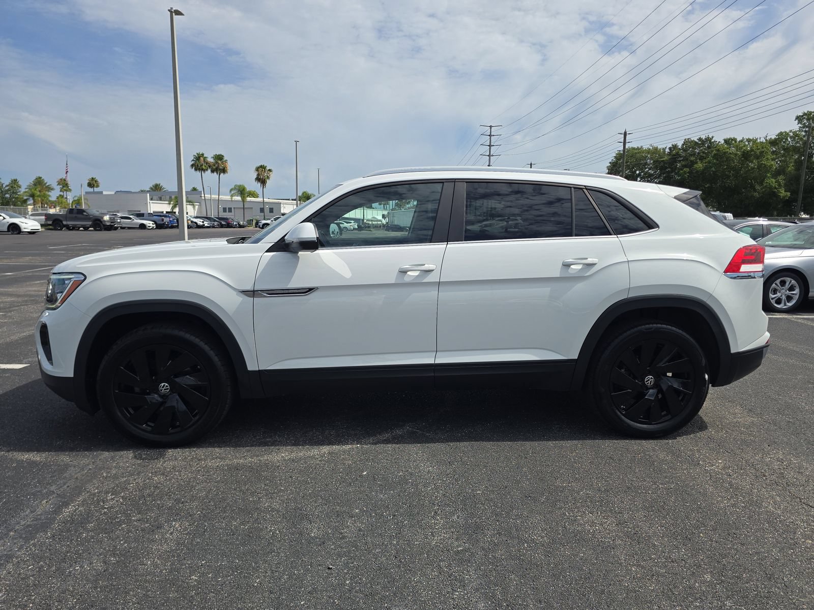 Used 2024 Volkswagen Atlas Cross Sport SE w/ Panoramic Sunroof Package FWD image 6