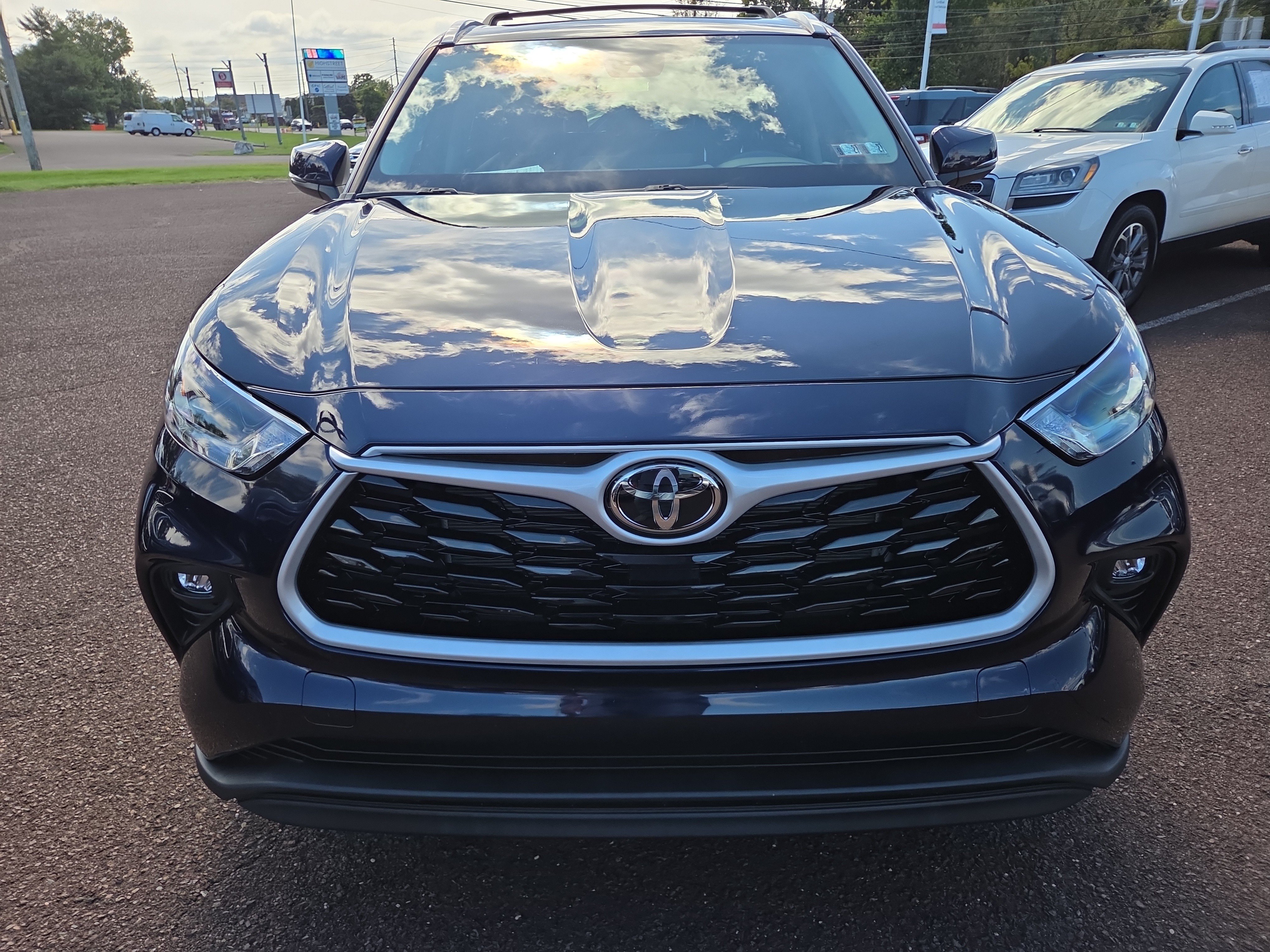 Used 2023 Toyota Highlander XLE FWD image 7