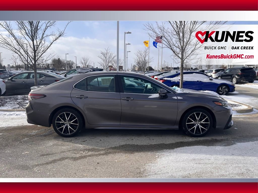 Used 2024 Toyota Camry SE image 3