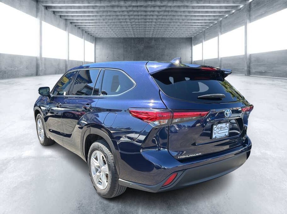 Used 2020 Toyota Highlander LE FWD image 3