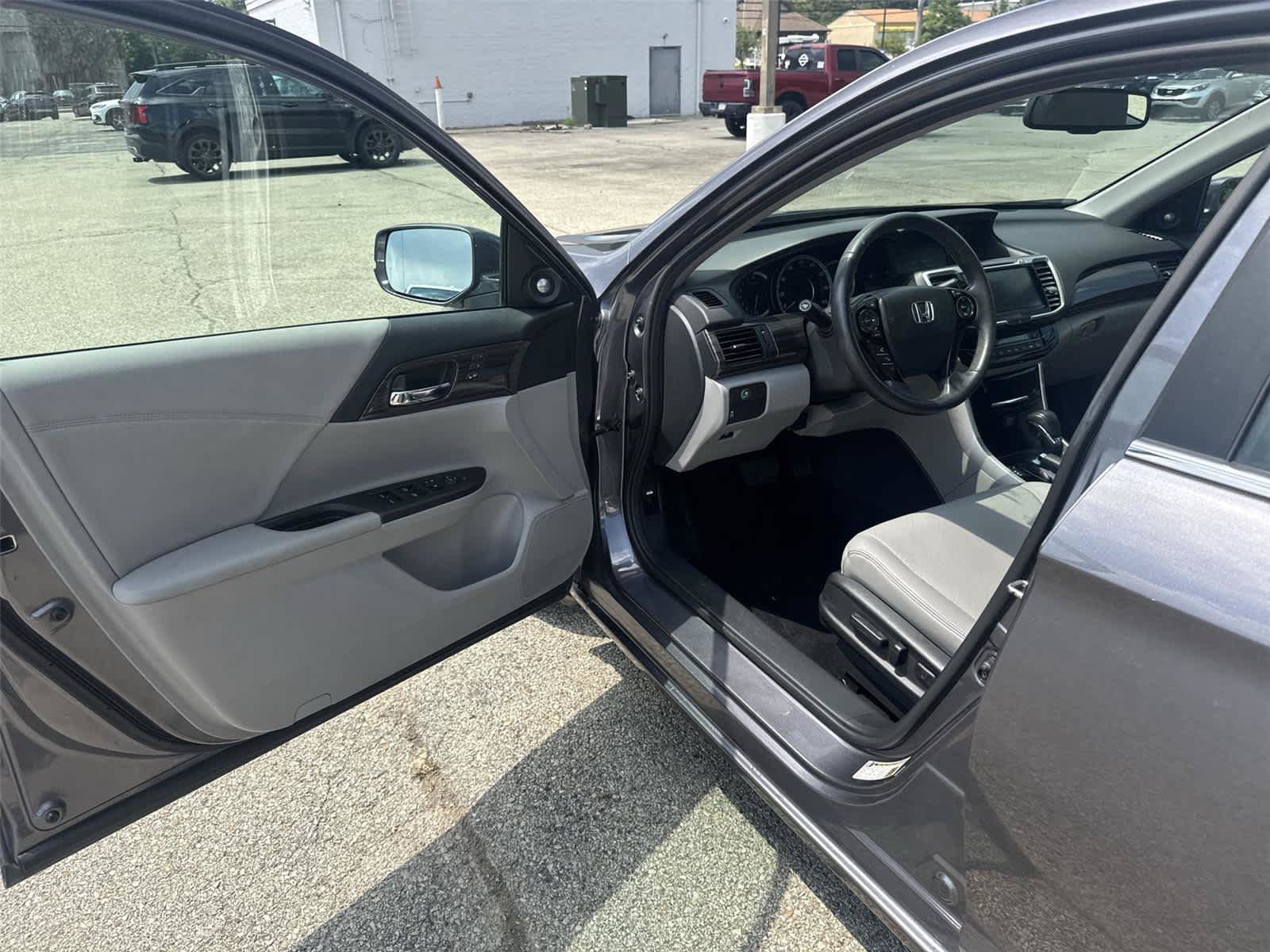 Used 2016 Honda Accord EX-L image 2