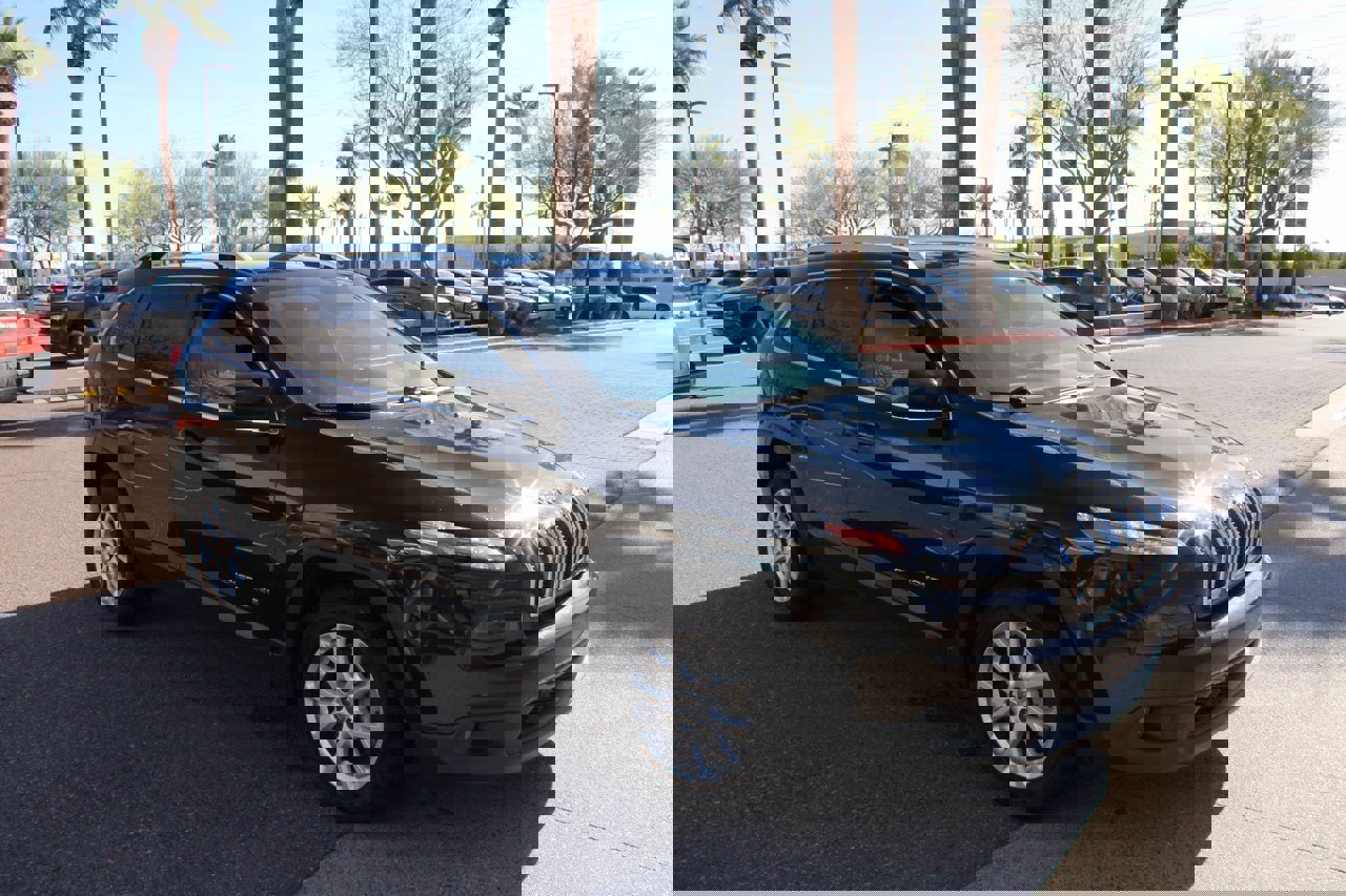 Used 2016 Jeep Cherokee Latitude w/ Cold Weather Group image 7