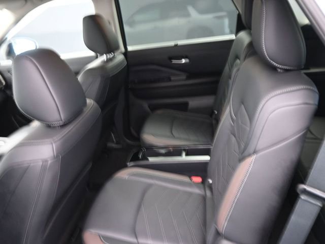 Used 2025 Nissan Pathfinder Platinum image 25