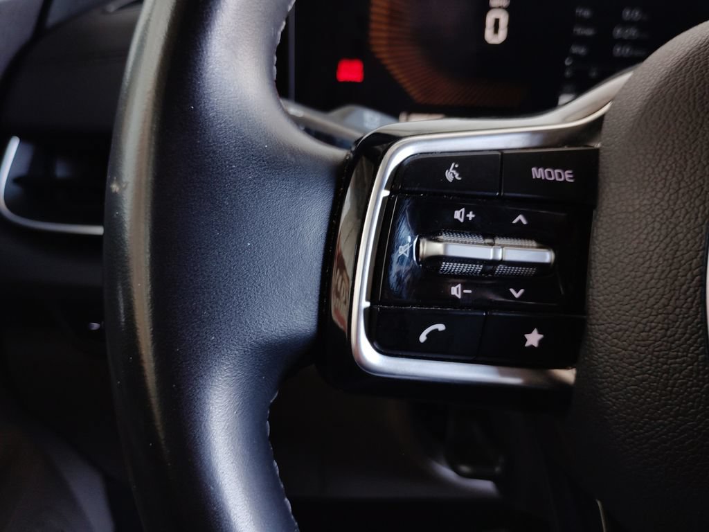 Used 2025 Kia Carnival EX FWD image 26