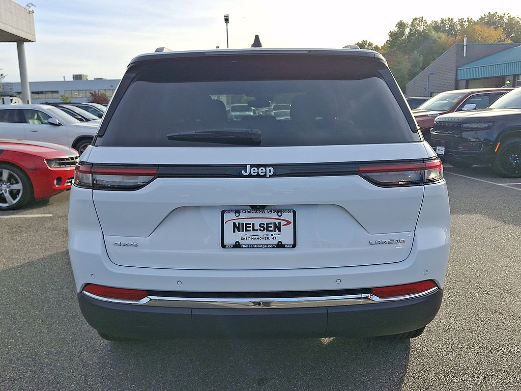 Used 2024 Jeep Grand Cherokee Laredo AWD/4WD image 29