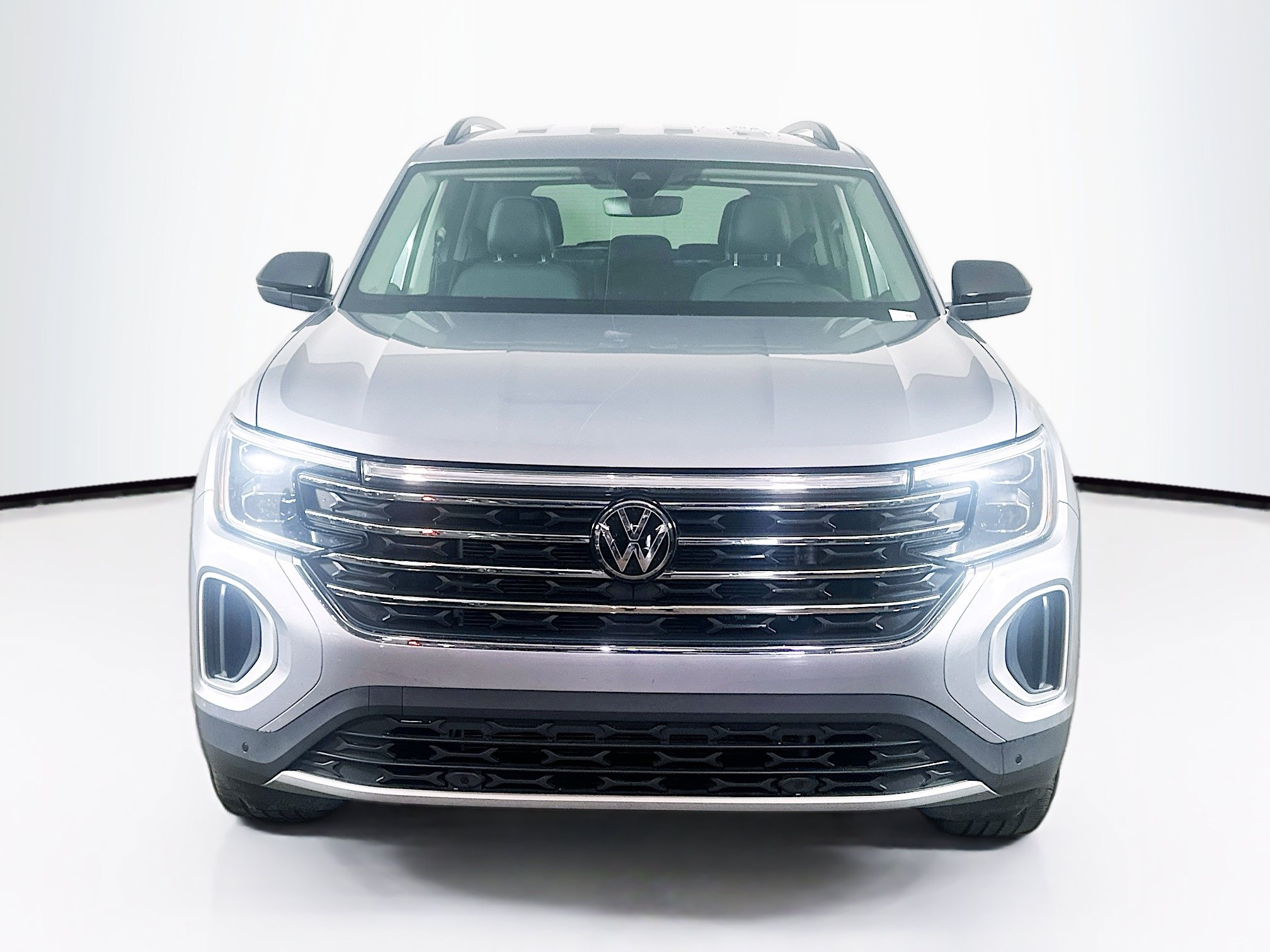 Used 2025 Volkswagen Atlas SE FWD image 2