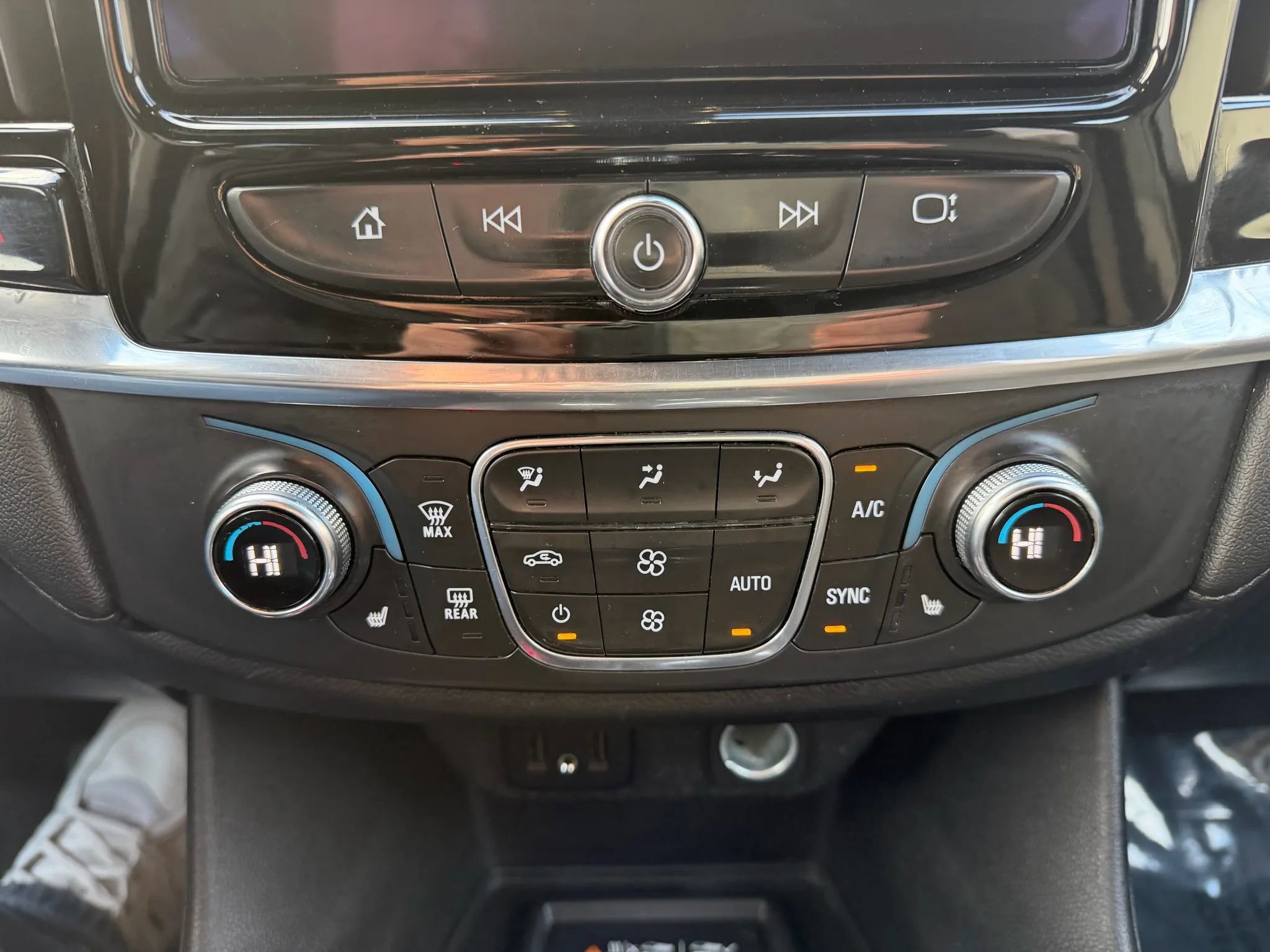 Used 2022 Chevrolet Traverse LT image 28