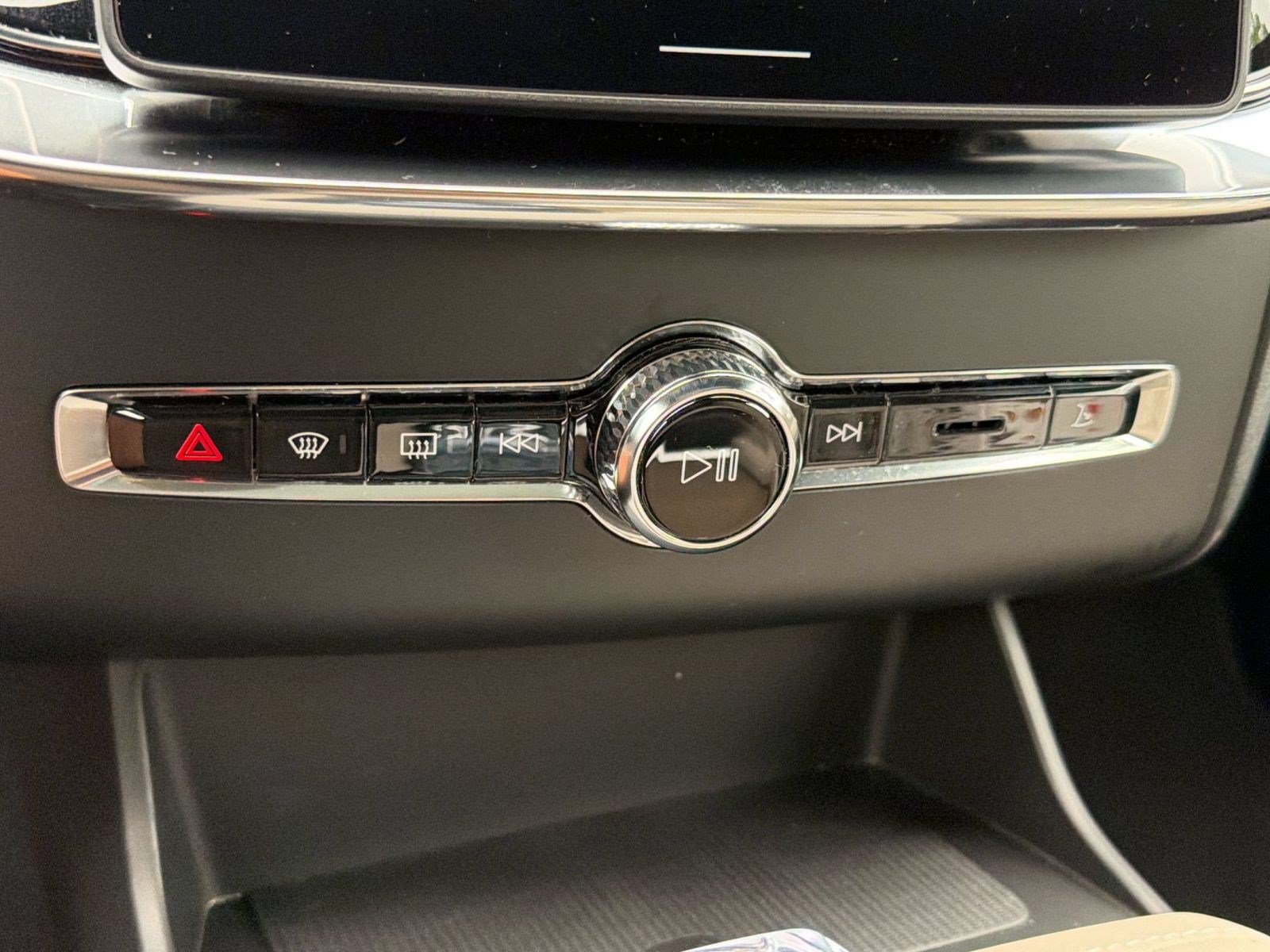 Certified 2025 Volvo XC90 B5 Plus AWD/4WD image 16