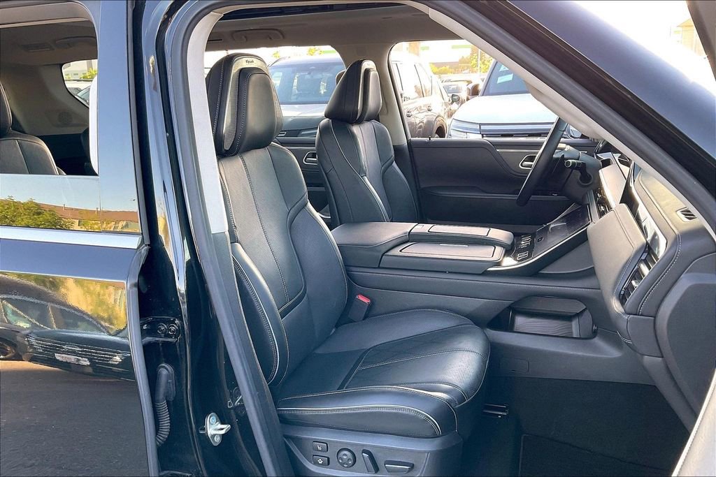 Used 2025 INFINITI QX80 Sensory image 7