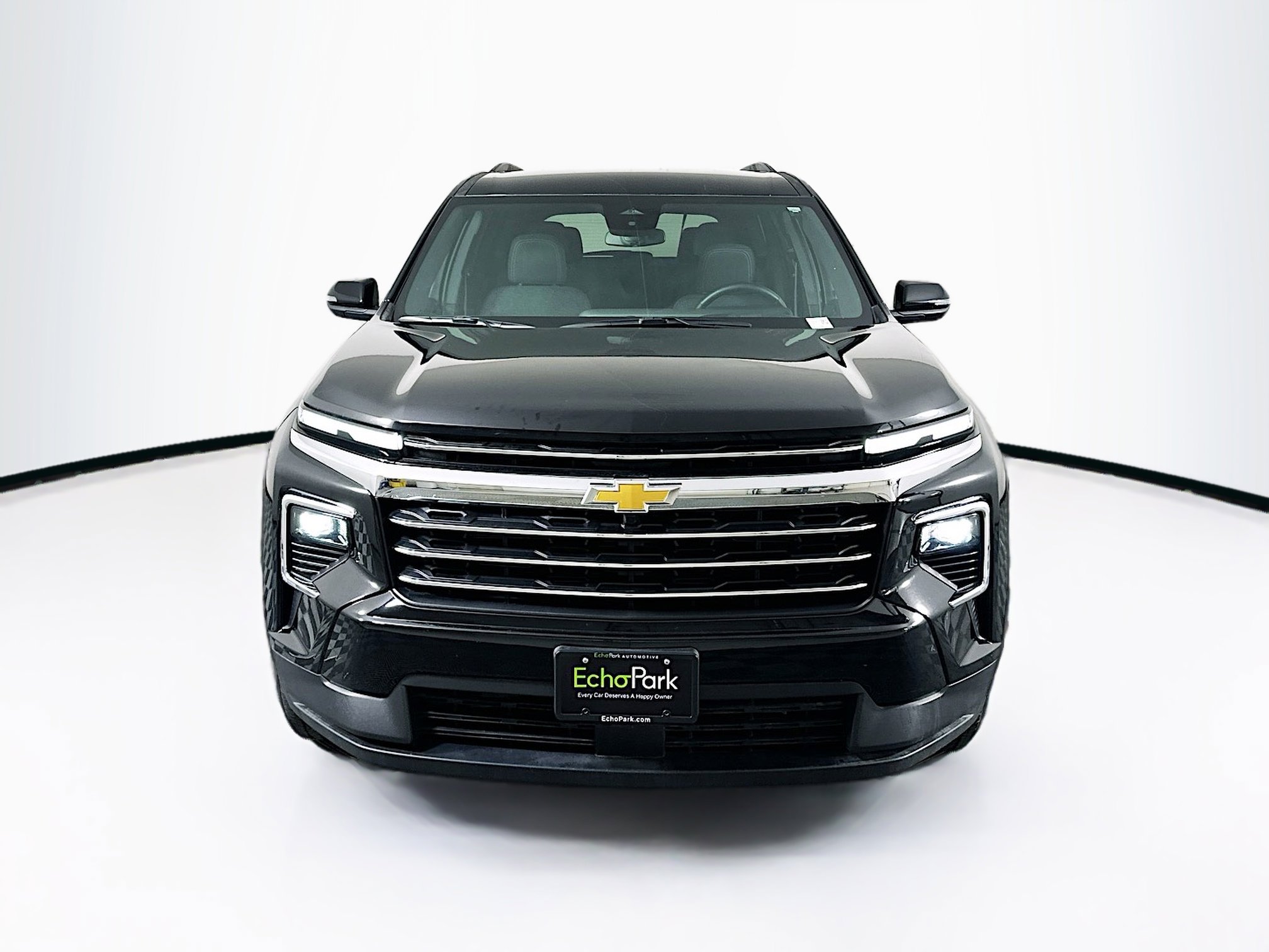 Used 2025 Chevrolet Traverse LT image 2