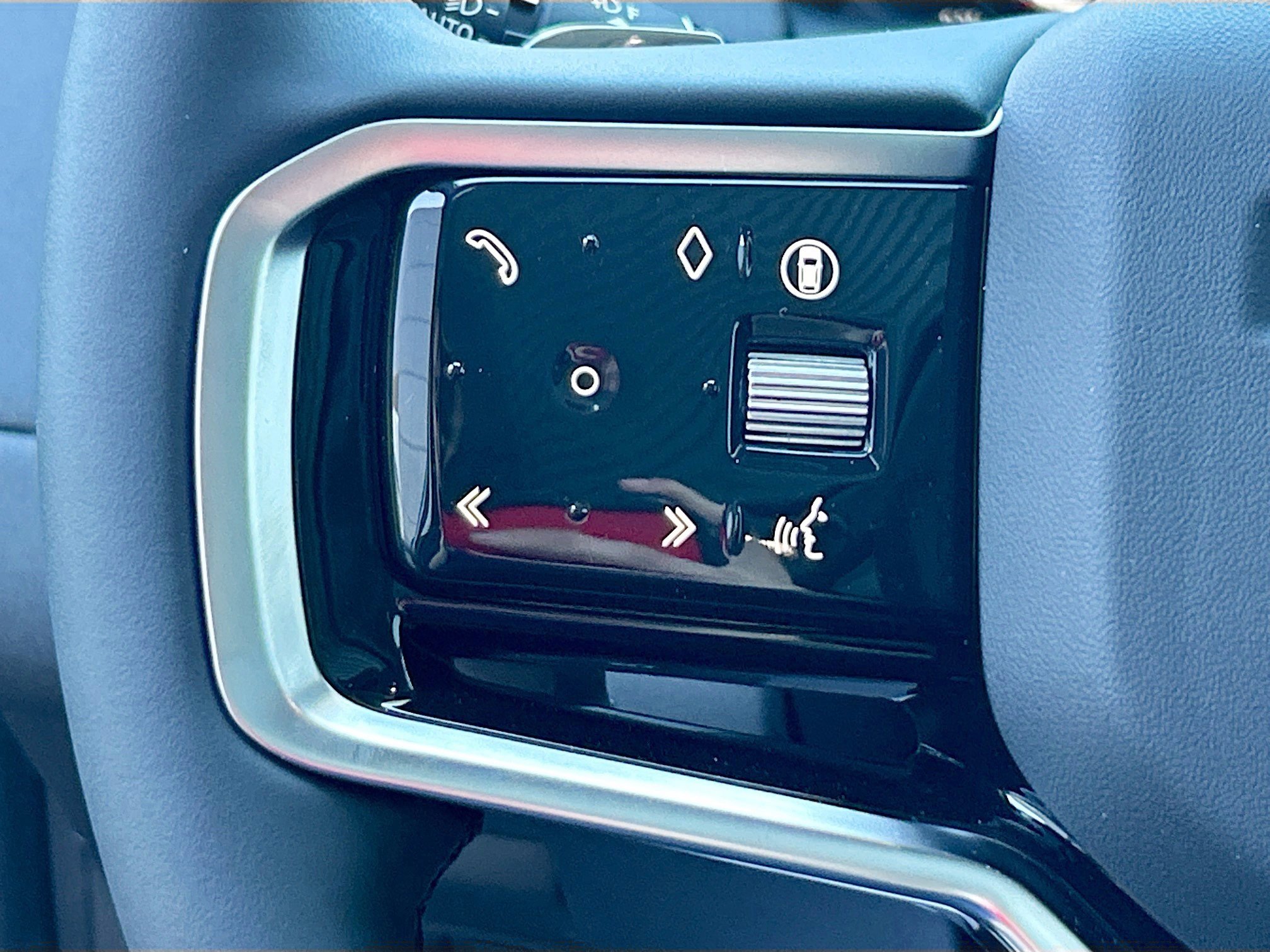 Used 2025 Land Rover Discovery Sport S image 28