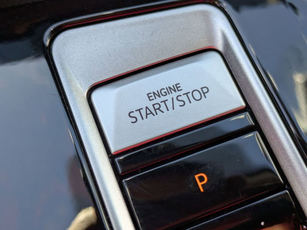 Used 2025 Volkswagen Atlas SE image 24