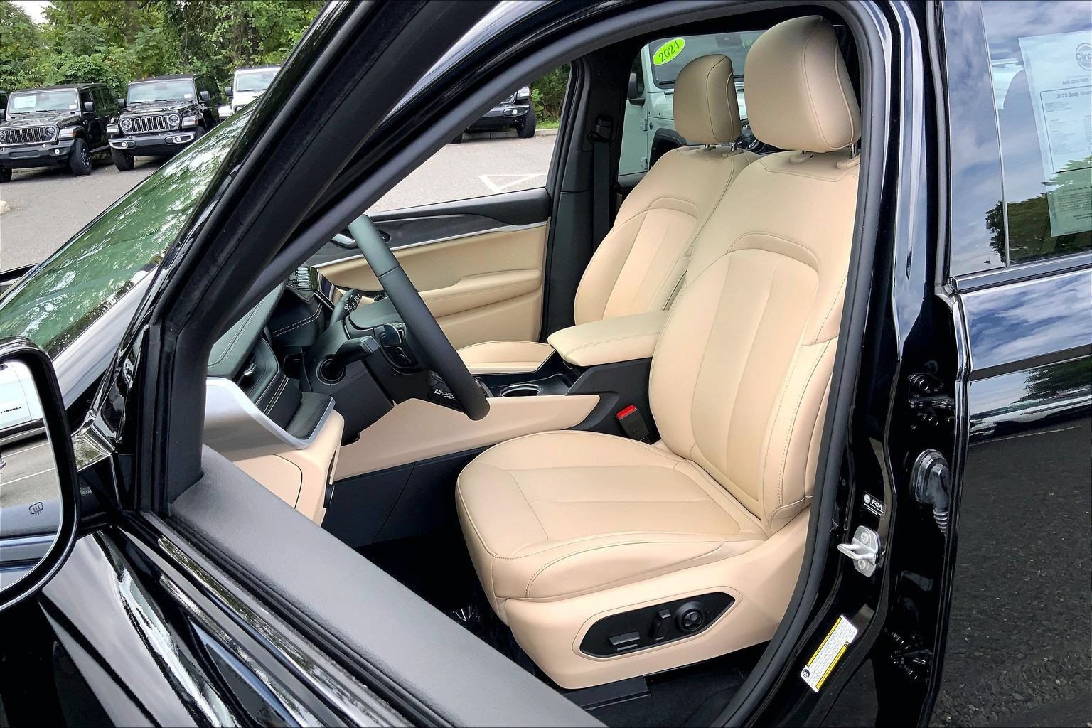 Certified 2025 Jeep Grand Cherokee Limited w/ Black Appearance Package AWD/4WD image 7