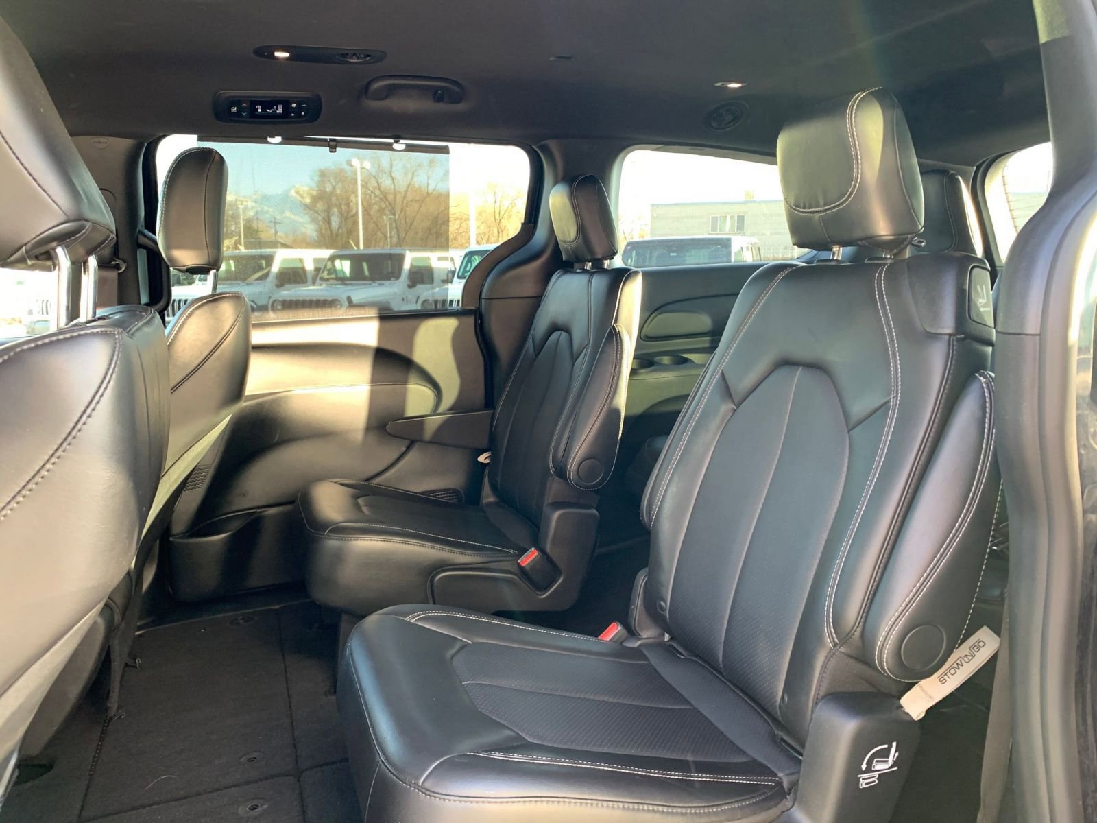 Used 2025 Chrysler Pacifica Select image 28